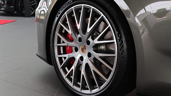 Porsche Panamera 4S 3 of 12