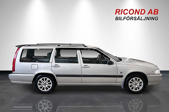 Volvo V70 2 of 12
