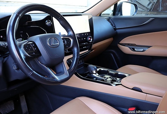 Lexus NX450h+ 8 of 17