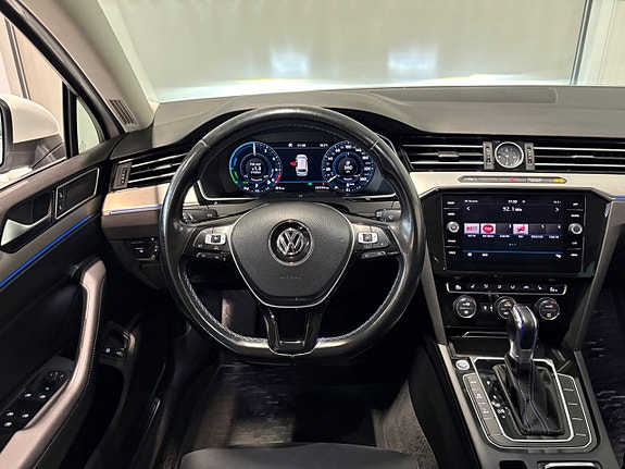 Volkswagen Passat 10 of 22