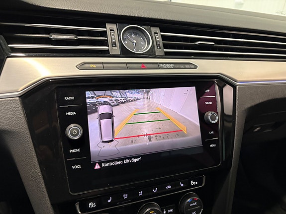 Volkswagen Passat 15 of 22
