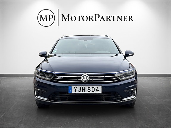 Volkswagen Passat 2 of 18