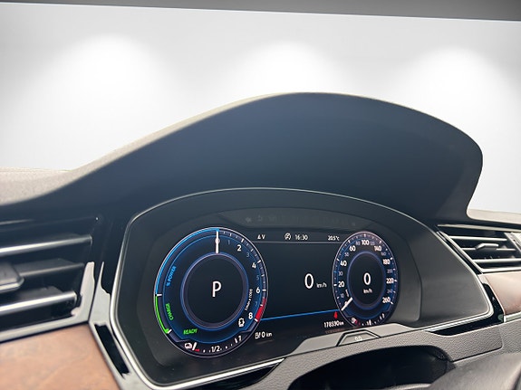 Volkswagen Passat 14 of 18