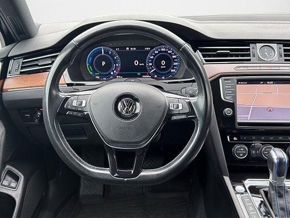 Volkswagen Passat 12 of 18