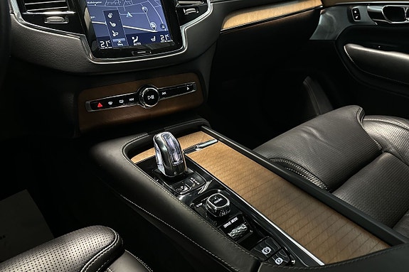 Volvo XC90 11 of 27