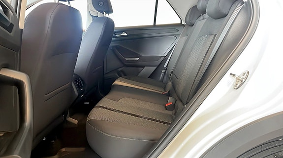 Volkswagen T-Roc 11 of 13