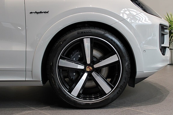 Porsche Cayenne 8 of 22