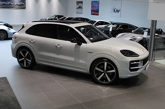 Porsche Cayenne 3 of 22
