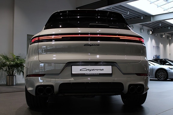 Porsche Cayenne 5 of 22