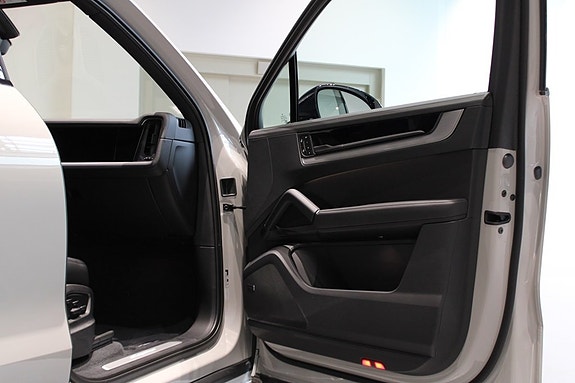 Porsche Cayenne 11 of 22