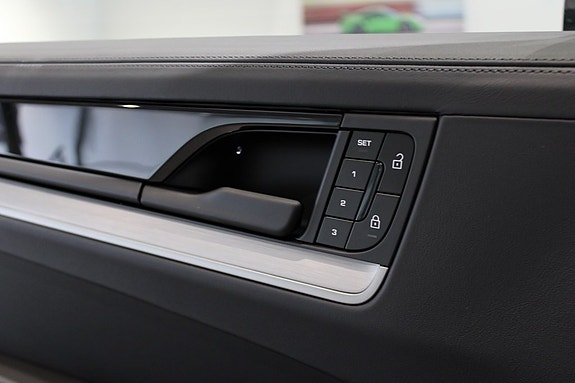 Porsche Cayenne 14 of 22