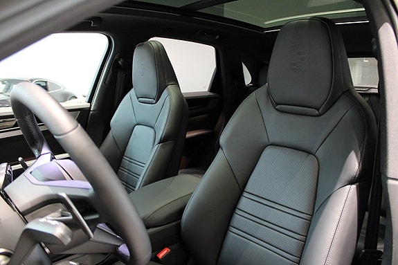 Porsche Cayenne 9 of 22