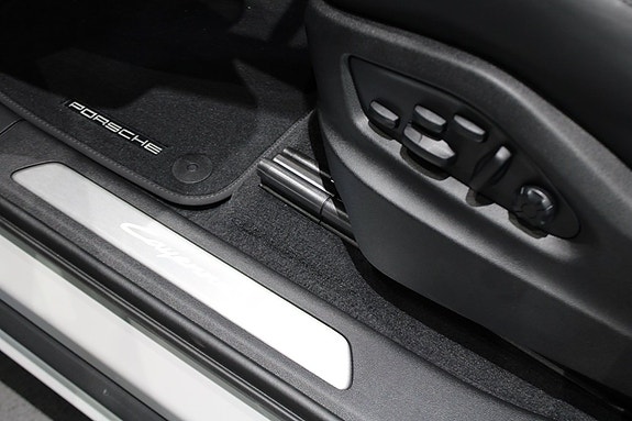 Porsche Cayenne 13 of 22