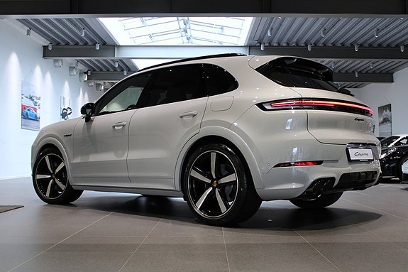 Porsche Cayenne 2 of 22