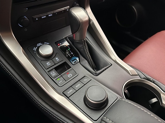 Lexus NX300h 26 of 30