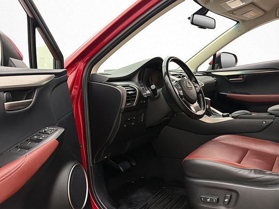 Lexus NX300h 12 of 30