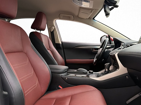 Lexus NX300h 28 of 30