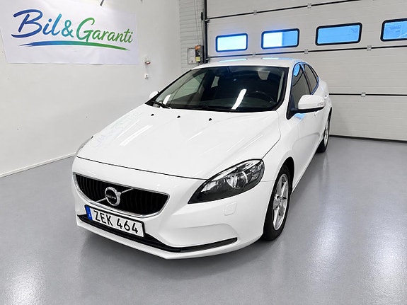 Volvo V40 2 of 10