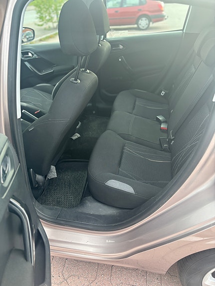 Peugeot 208 8 of 10