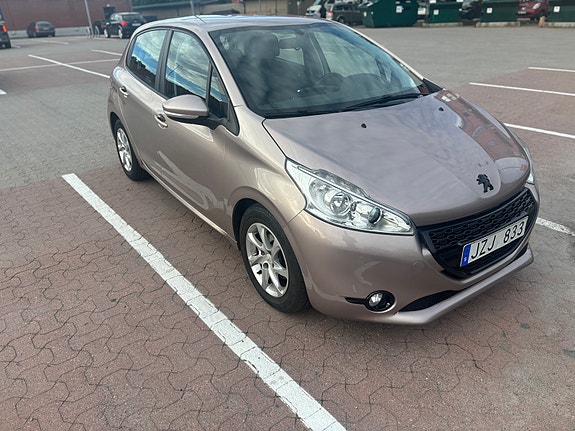 Peugeot 208 2 of 10