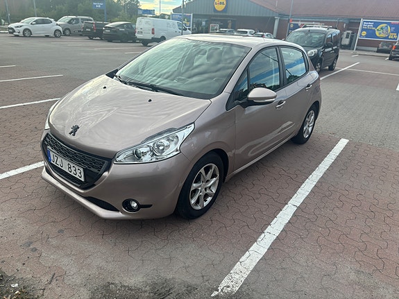 Peugeot 208 3 of 10