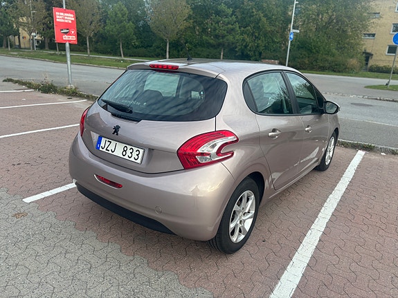 Peugeot 208 4 of 10