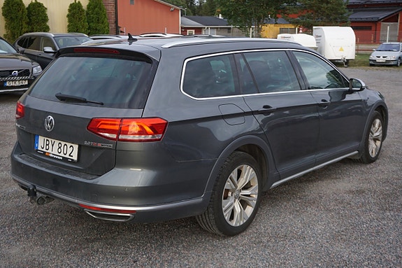 Volkswagen Passat Alltrack 2 of 7