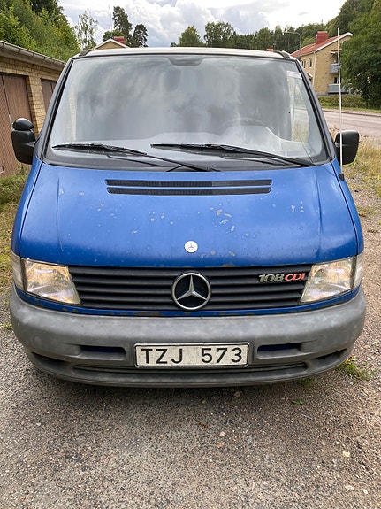 Mercedes-Benz Vito 108 2 of 9