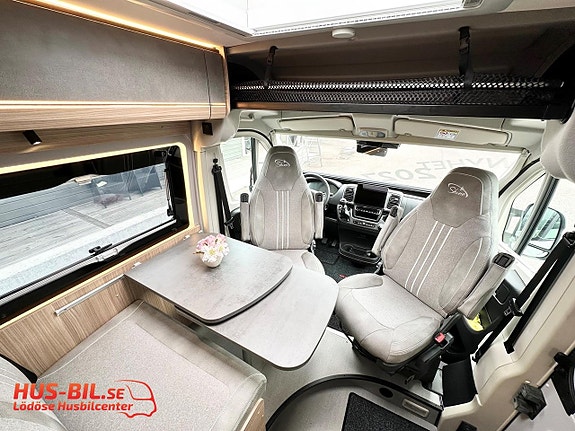 Pössl Summit 640 Shine R Evo / Nyhet 2027 / XL-garage / Litium / Solpanel 2 of 27