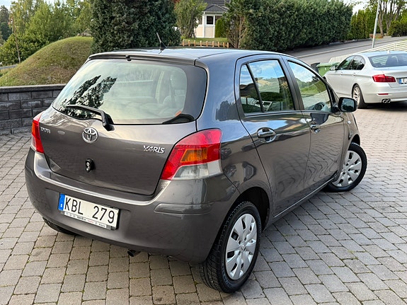 Toyota Yaris 11 of 30