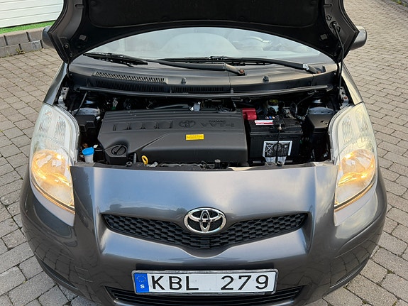 Toyota Yaris 30 of 30