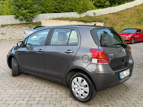 Toyota Yaris 13 of 30