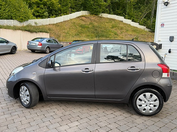 Toyota Yaris 12 of 30