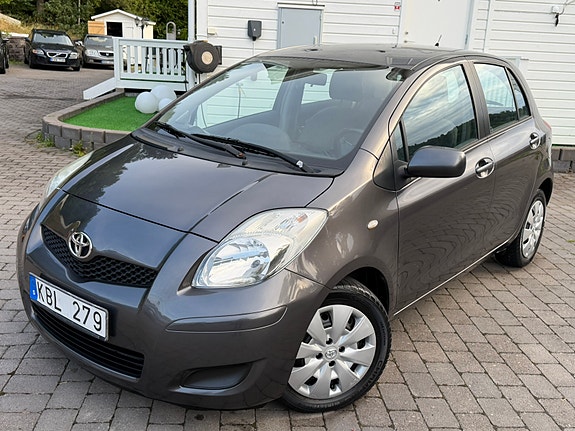 Toyota Yaris 3 of 30
