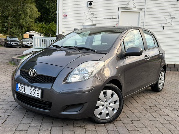 Toyota Yaris 2 of 30