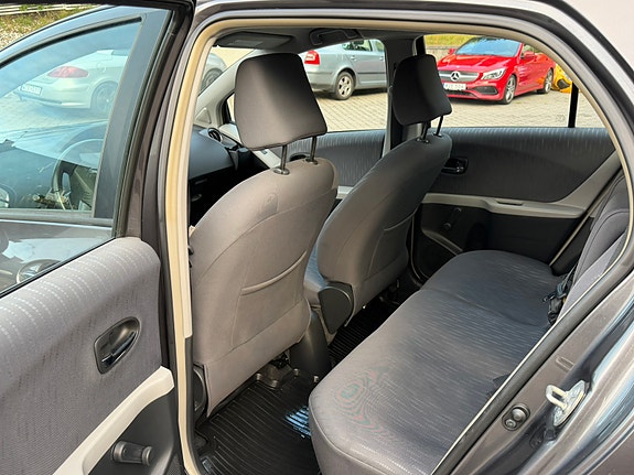 Toyota Yaris 21 of 30