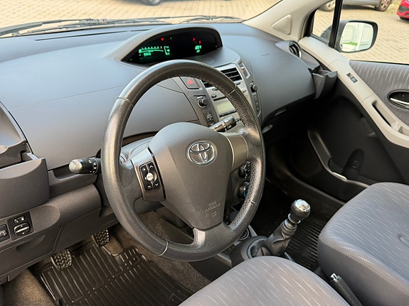 Toyota Yaris 25 of 30