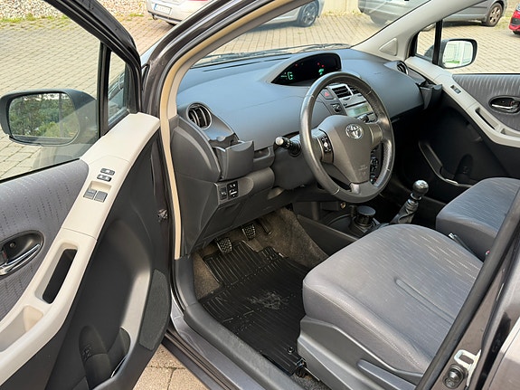 Toyota Yaris 24 of 30