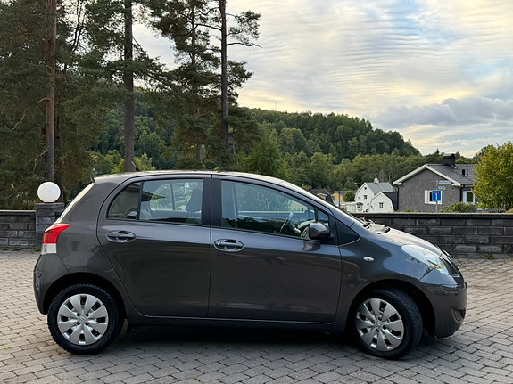 Toyota Yaris 10 of 30