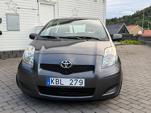 Toyota Yaris 7 of 30
