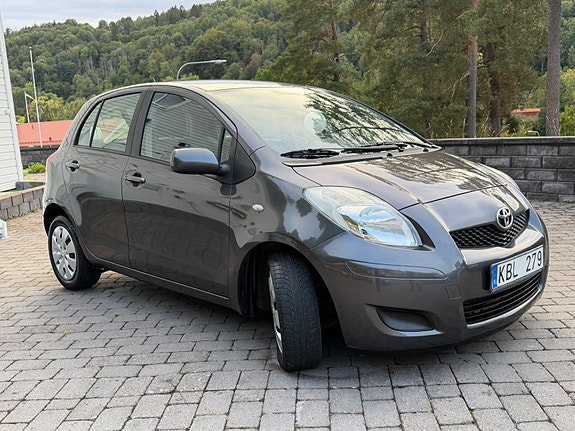 Toyota Yaris 8 of 30