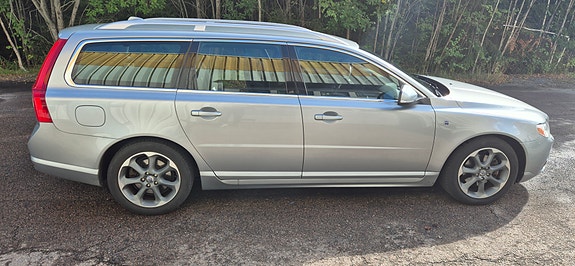 Volvo V70 3 of 9