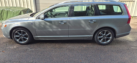 Volvo V70 2 of 9