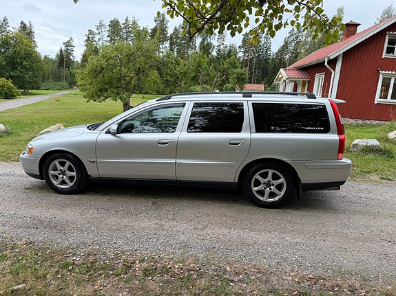 Volvo V70 2 of 10