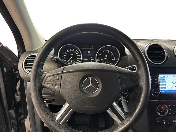 Mercedes-Benz ML500 12 of 24