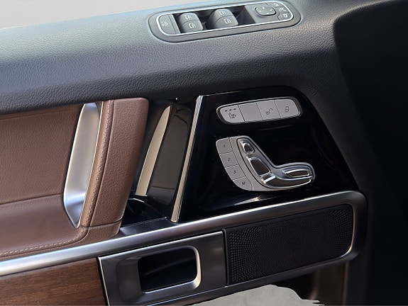 Mercedes-Benz G350 10 of 30