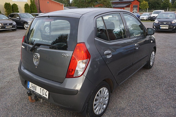 Hyundai i10 2 of 7