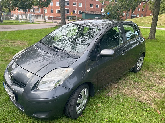 Toyota Yaris 2 of 10