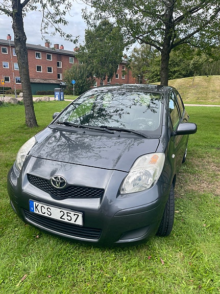 Toyota Yaris 3 of 10