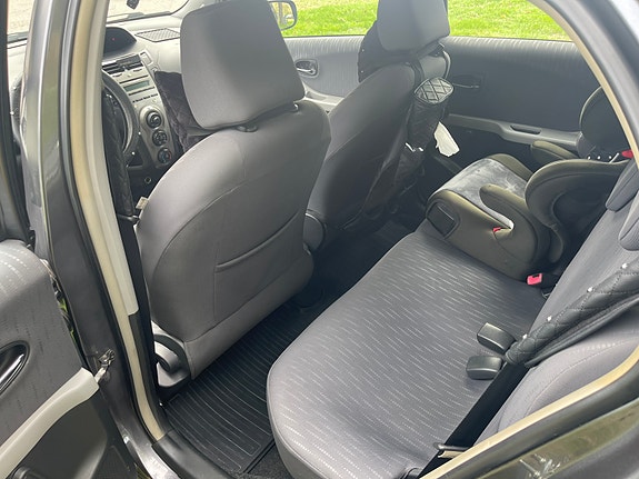 Toyota Yaris 7 of 10